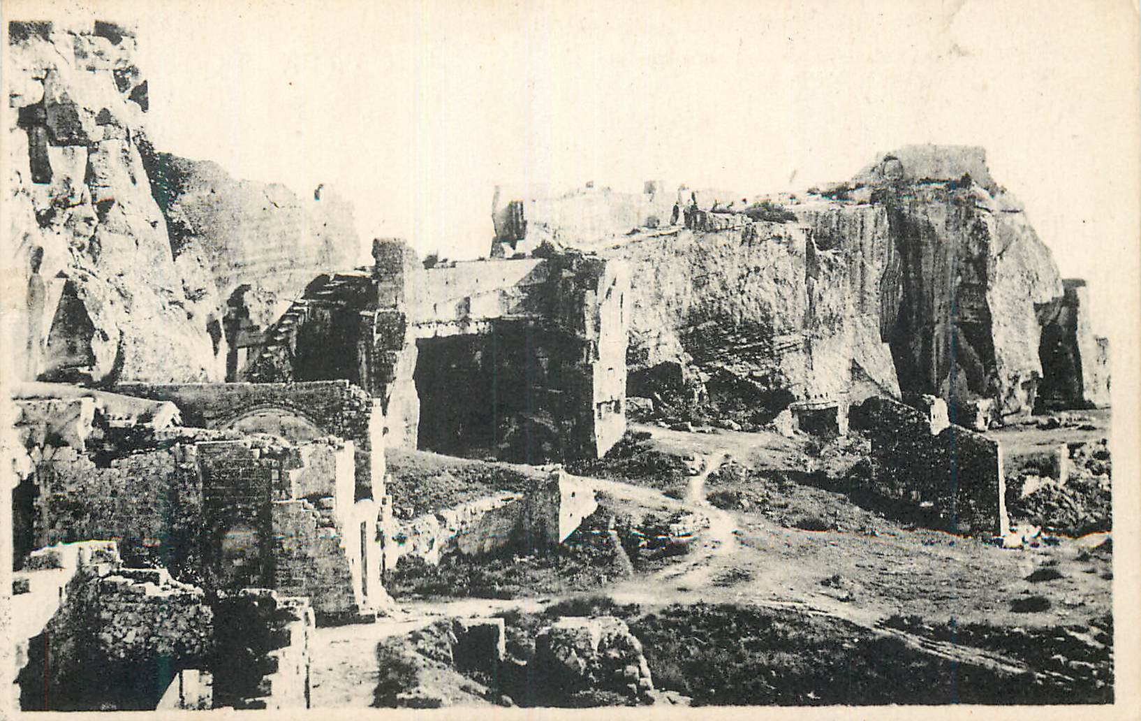 CPA Les Baux Partie des ruines du chateau feodal et la Tour Sarrazine x siecle