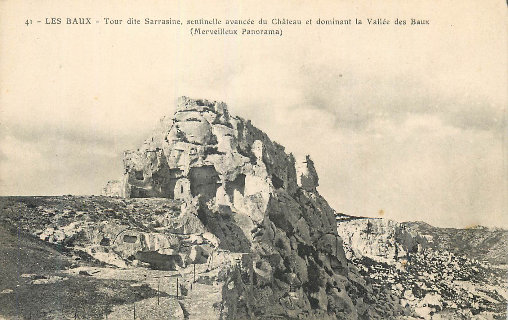 LES BAUX - Tour dite Sarrasine, sentinelle avancée du Château et dominant la Vallée des Baux (Merveilleux Panorama)