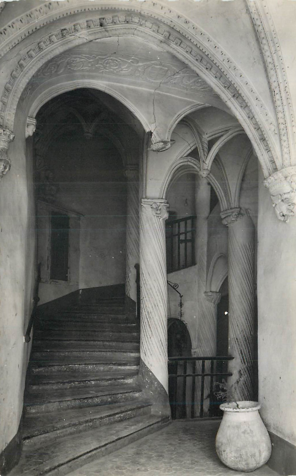 CPM La Haute Provence Riez La Romaine B A Escallier Renaissance de l Hotel de Nazan