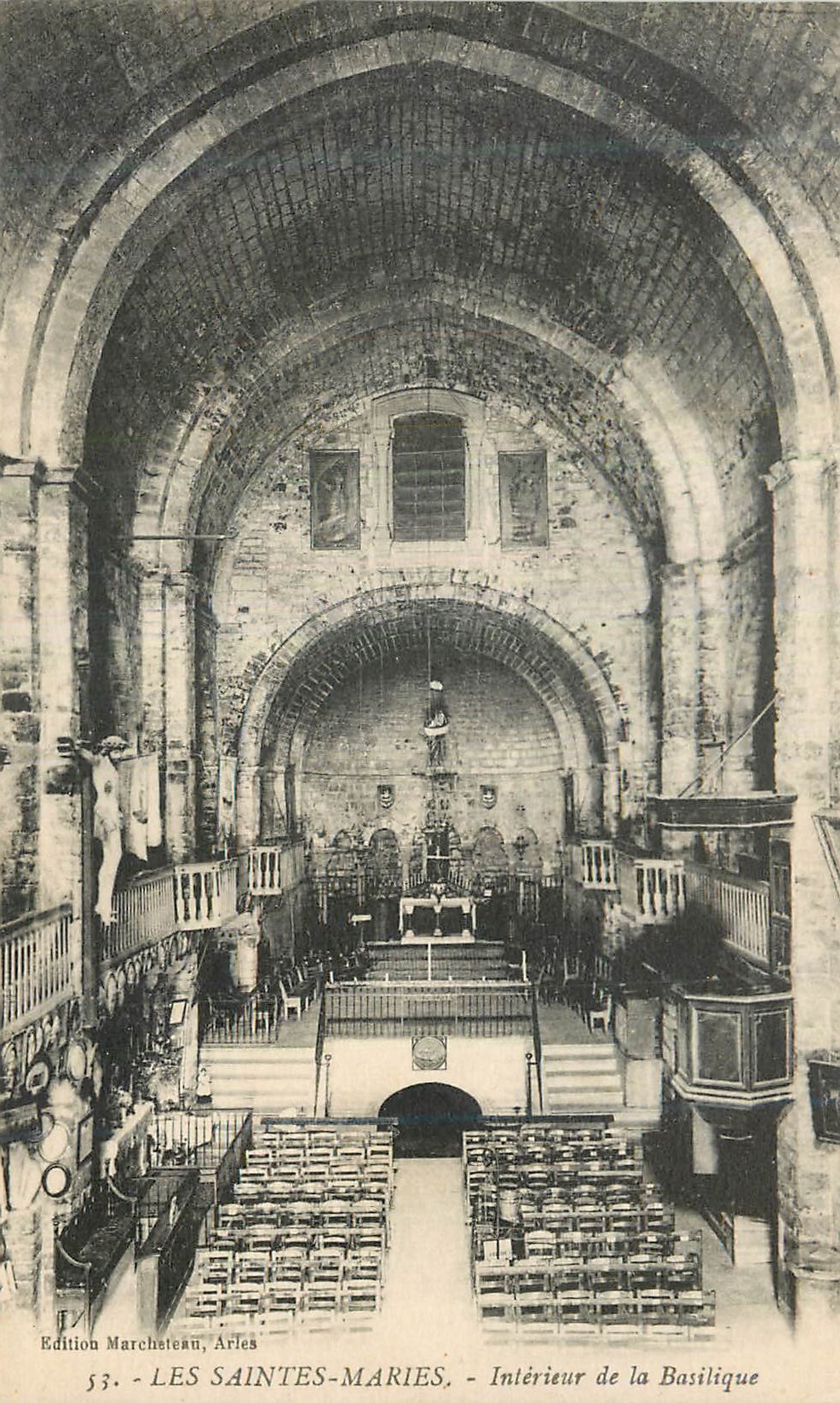 CPA Les Saintes Maries Interieur de la Basilique
