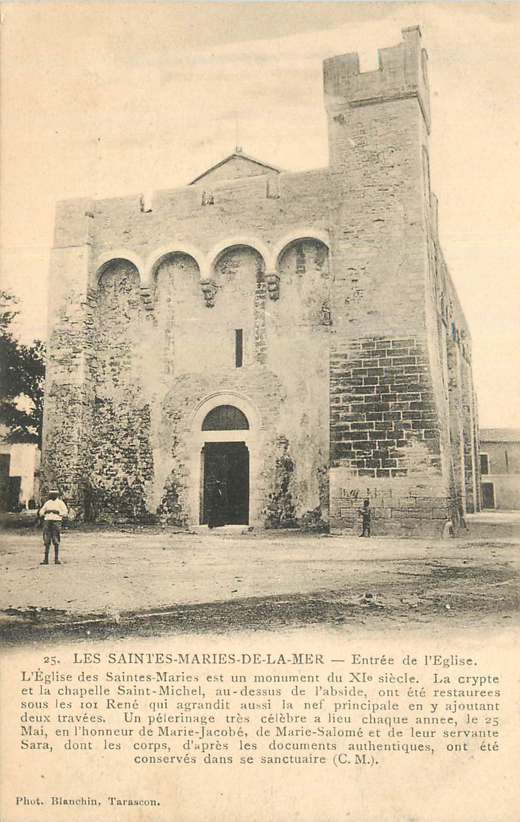 CPA Les Saintes Maries de la Mer Intree de l Eglise