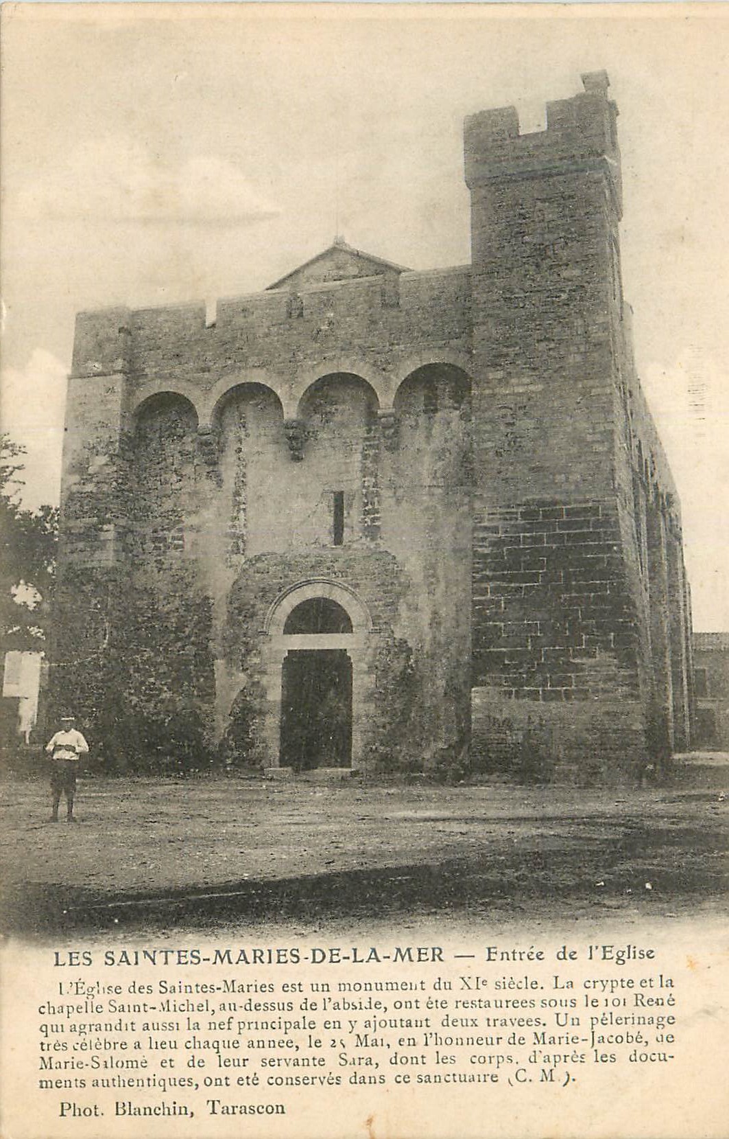 Les Saintes-Maries-de-la-Mer — Entrée de l'Église — Phot. Blanchin, Tarascon