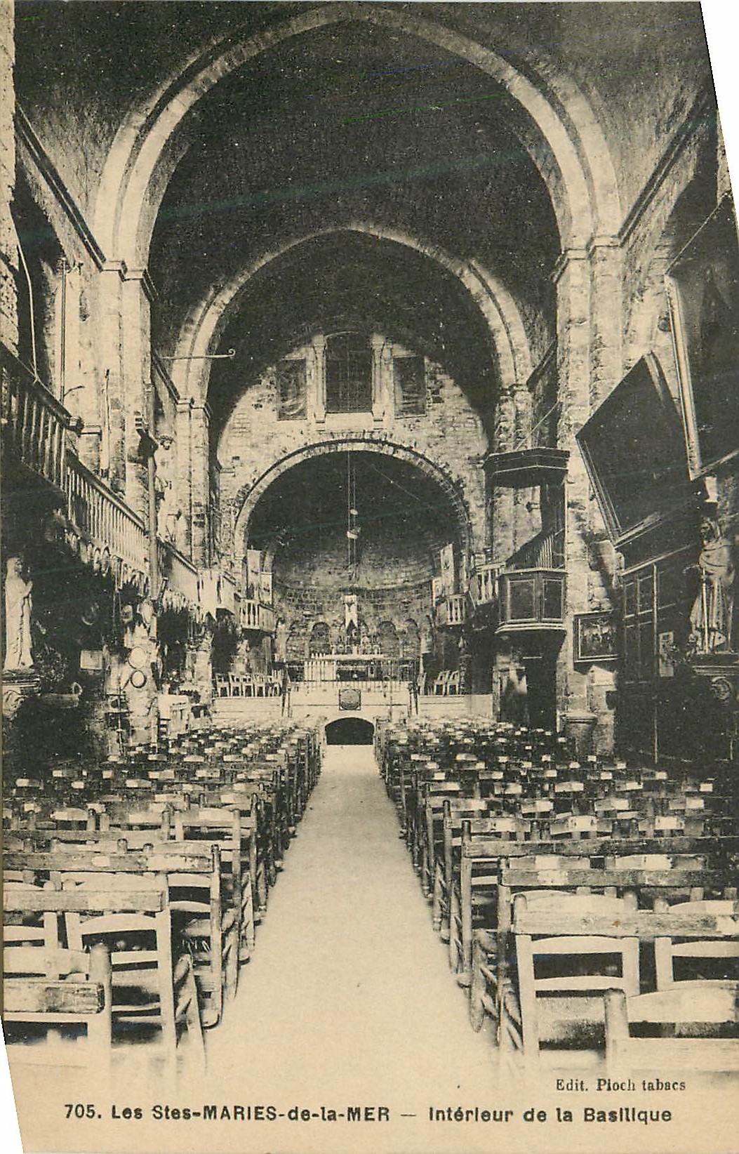 CPA Les Saintes Maries de la Mer Interieur de la Basilique