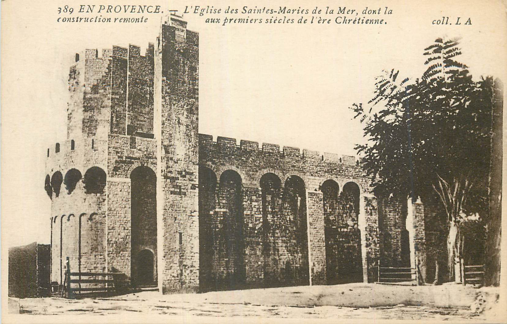 CPA En Provence L Eglise des Saintes Maries de la Mer dont la construction remonte aux premiers siecles de l erc Chretsi