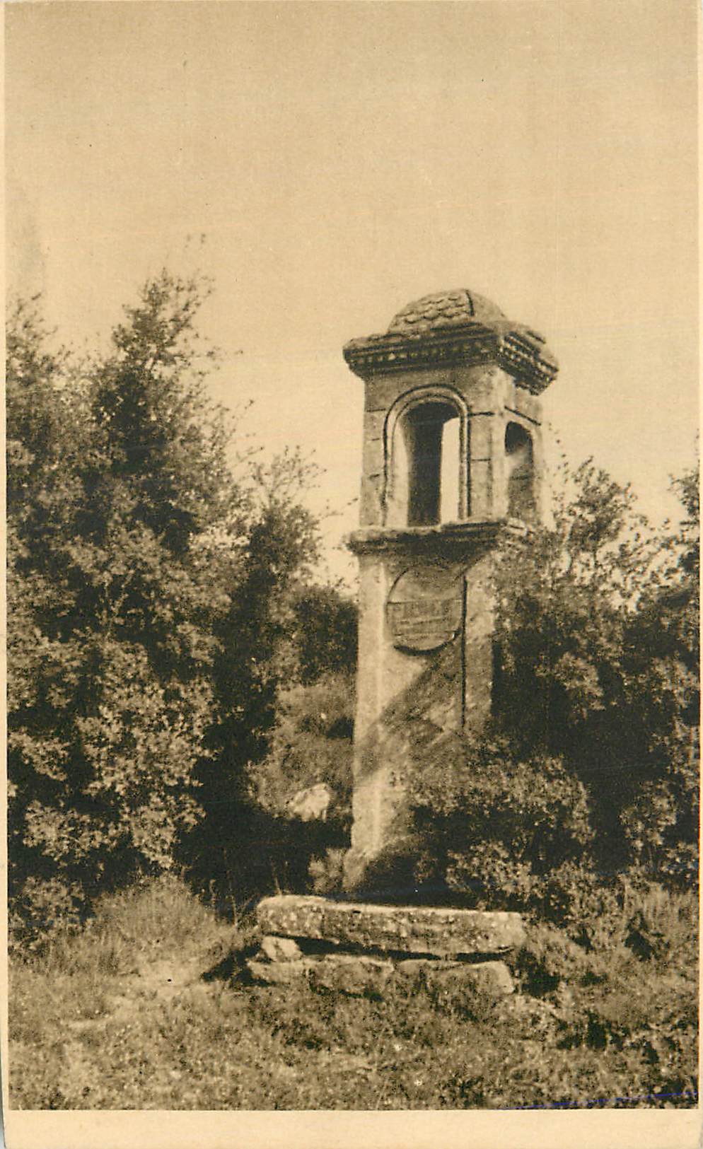 Monument funéraire à l'entrée de la forêt — éditeur non identifié, n° de série non visible
