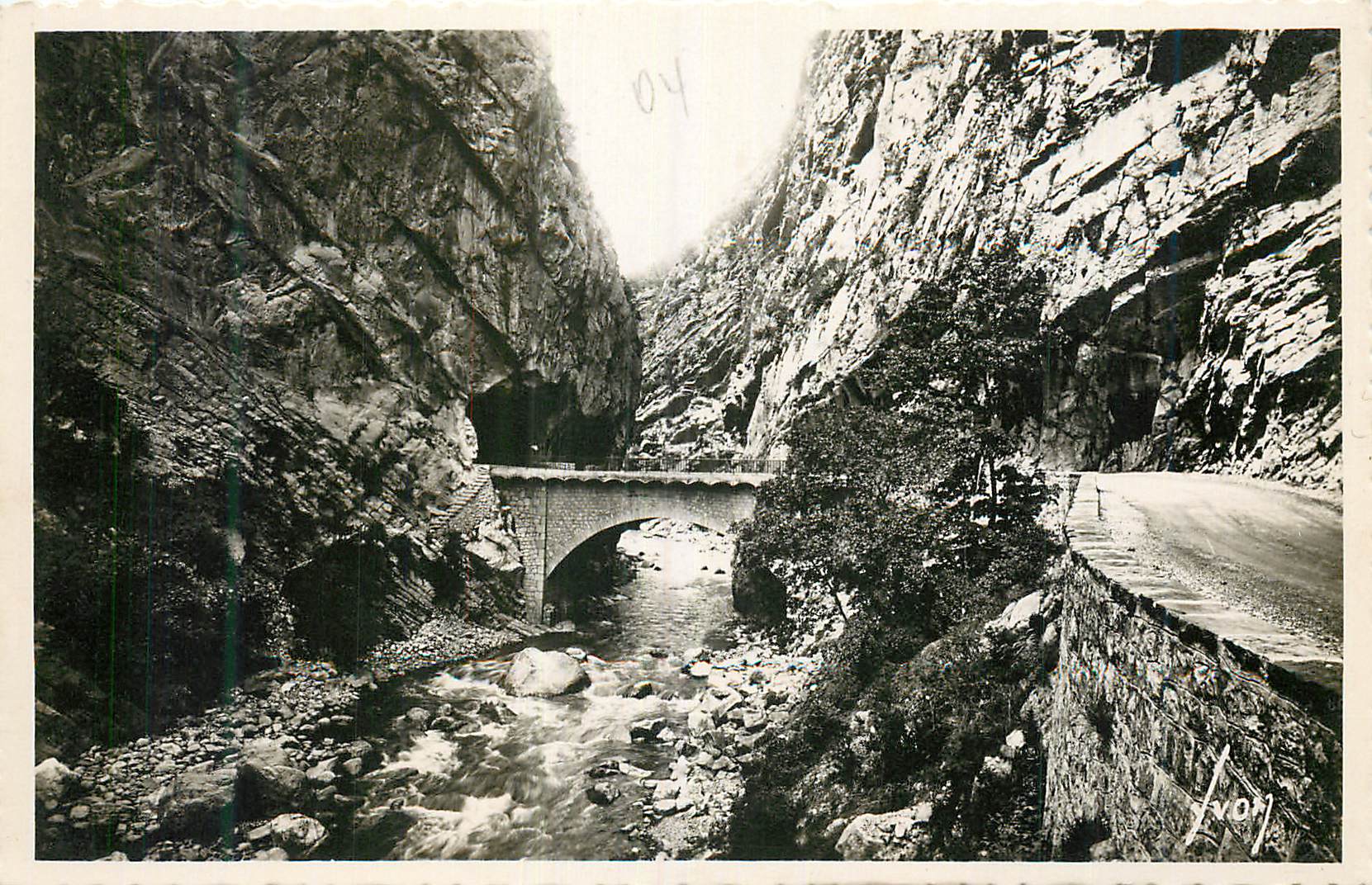 Brücke über den Bach in einem Canyon — Verlag 'Lyon' Nr. 04