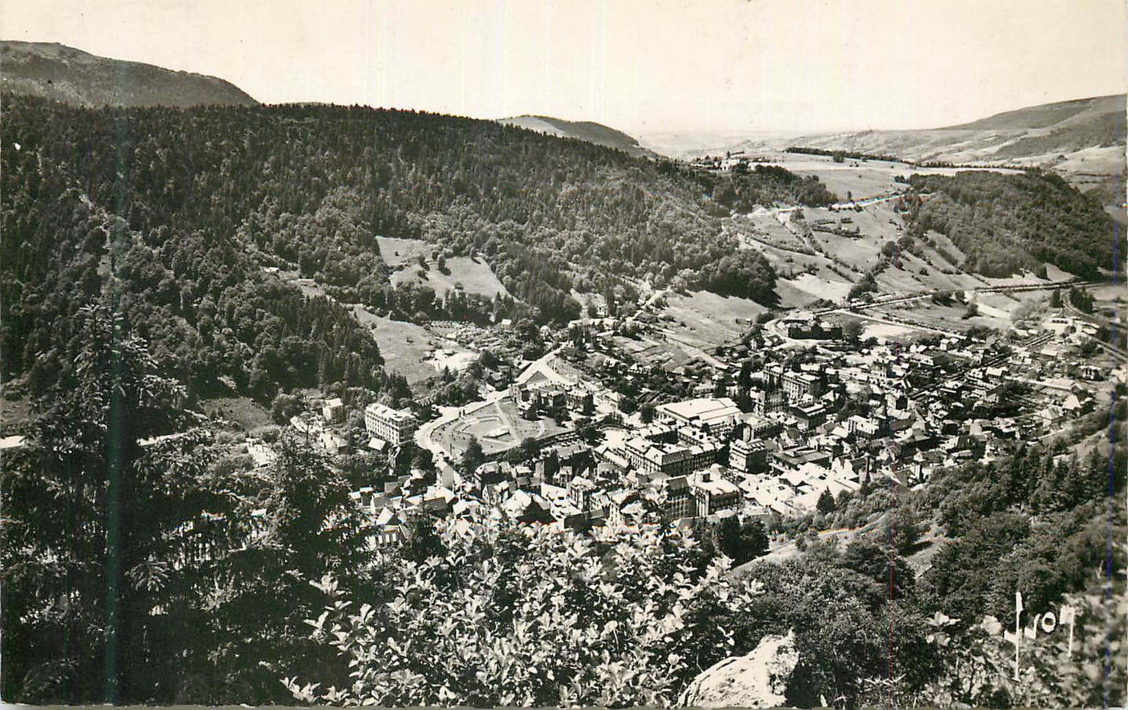 CPM Le Mont Dore P de D Vue prise de la route de Besse