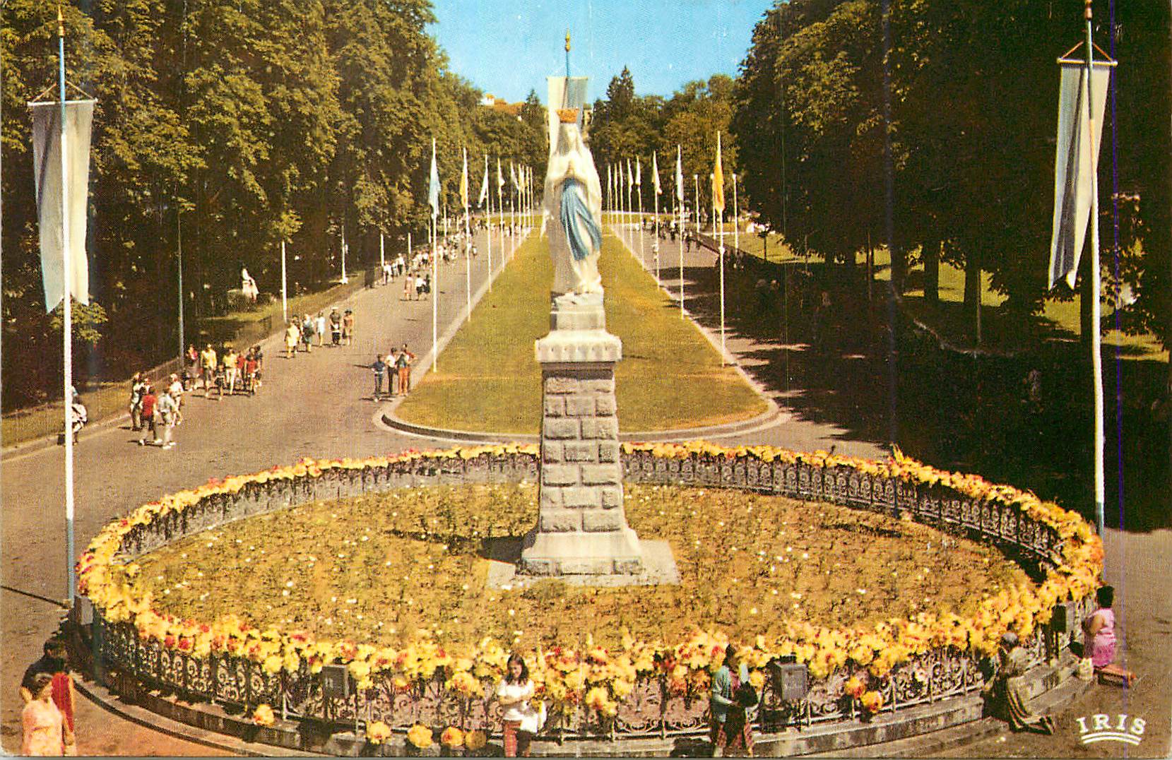 CPM Lourdes La Vierge Couronnee