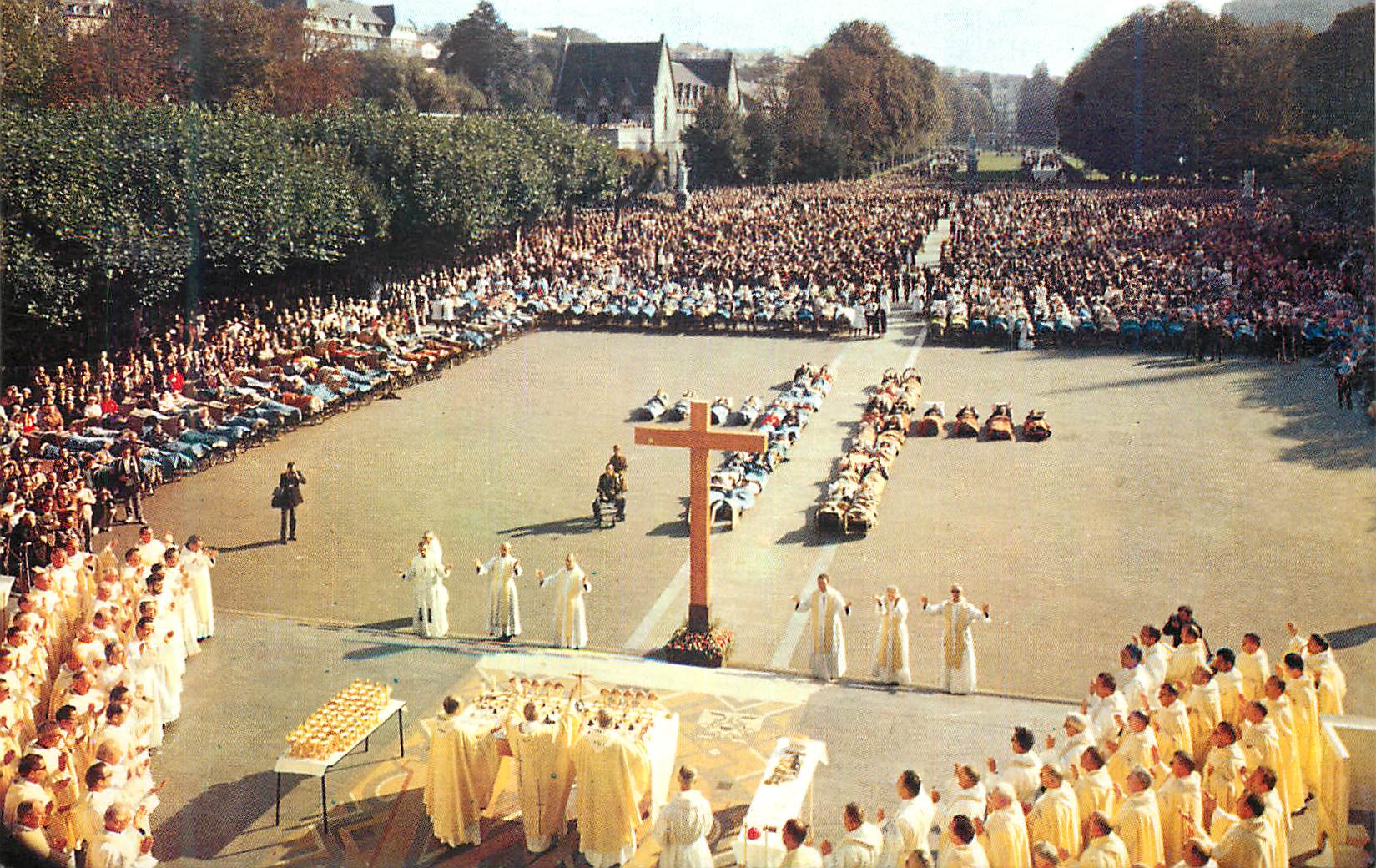CPM Lourdes Les Malades assistant au Chemin de Croix et a la Messe sur le parvis du Rosaire
