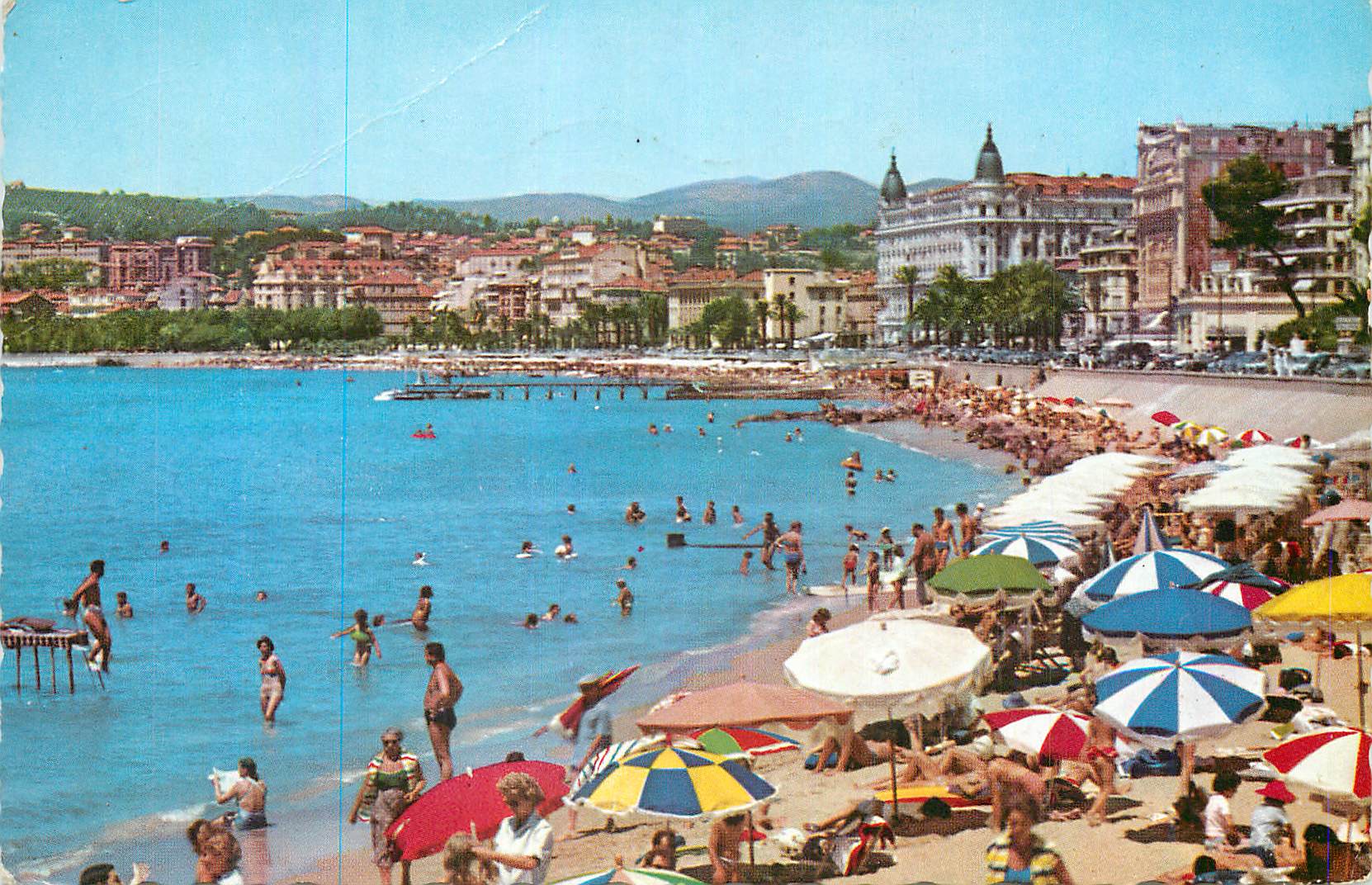 CPM La Cote d Azur Cannes Vue d ensemble de la Plage et de la Croisette
