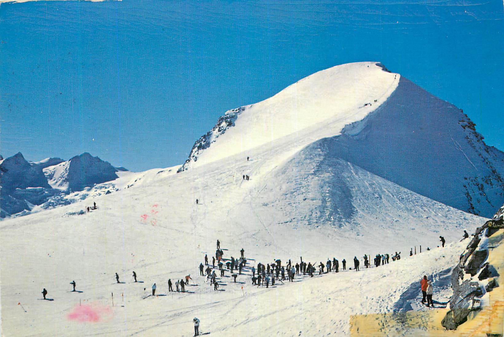 Ski à la montagne — vue panoramique — éditeur non identifiable