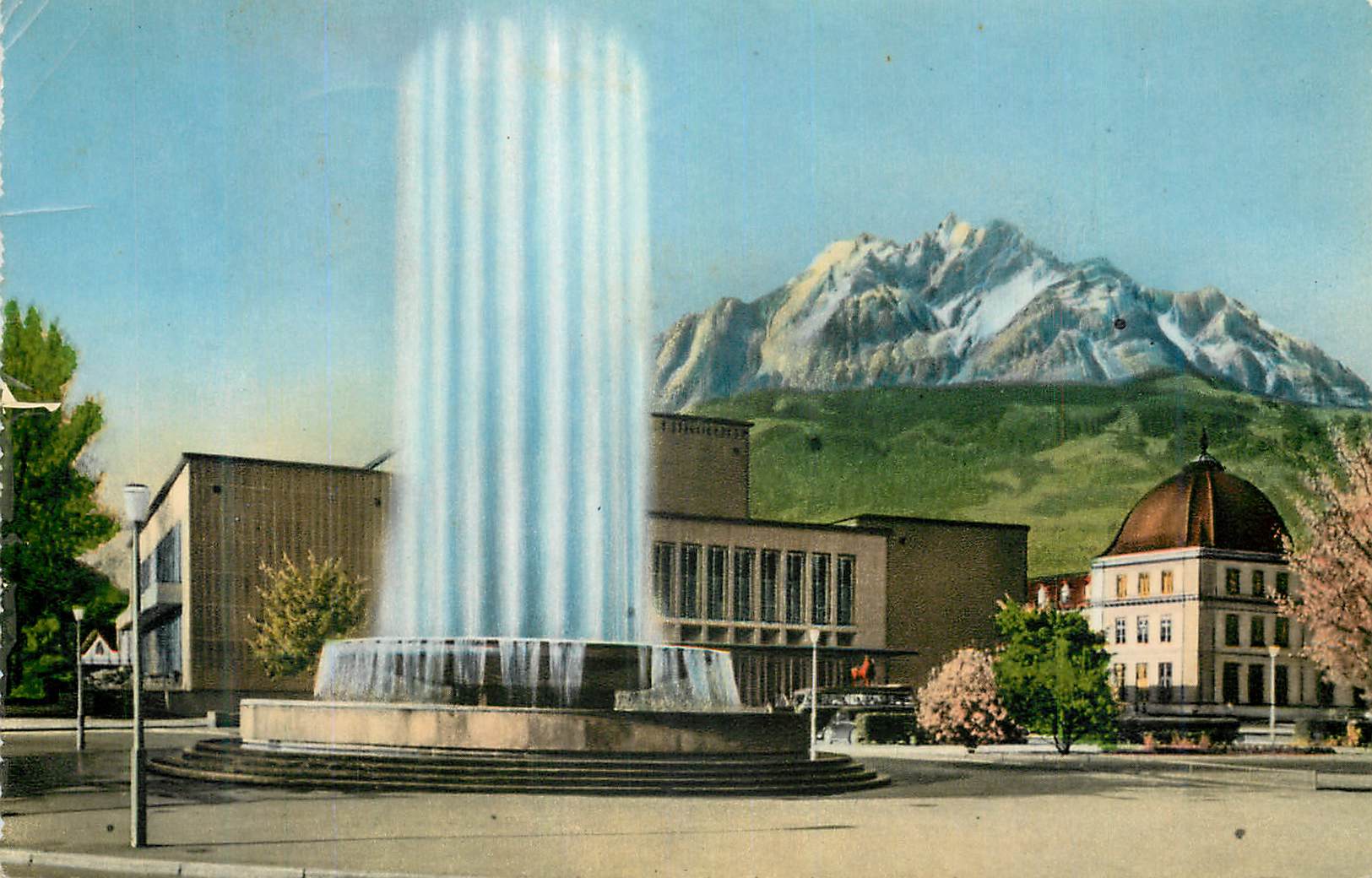 CPM Luzern Kunst und Kongresshaus mit Wagenbachbrunnen und Pilatus