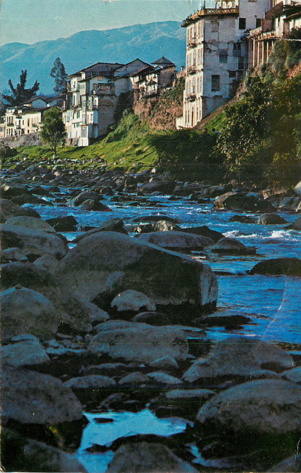 CPM Cuenca Ecuador Un placido rio se desliza suavemente subravando la belleza antigua de Cuenca