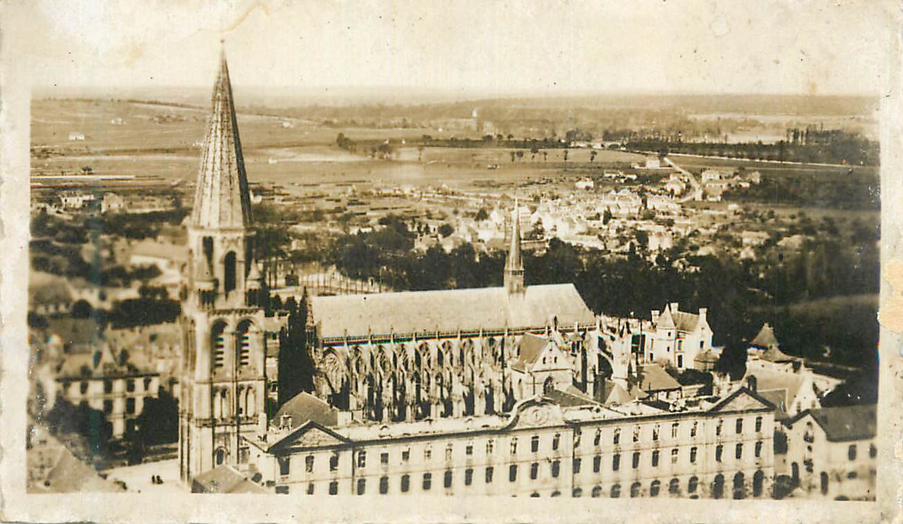 Vue aérienne de la cathédrale — éditeur et n° de série non lisibles