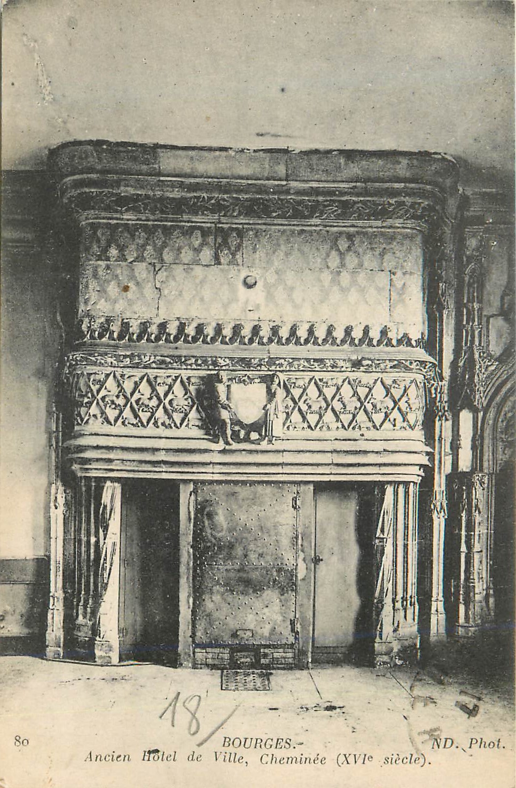 CPA Bourges Ancien l Hotel de Ville Cheminee xvi siecle