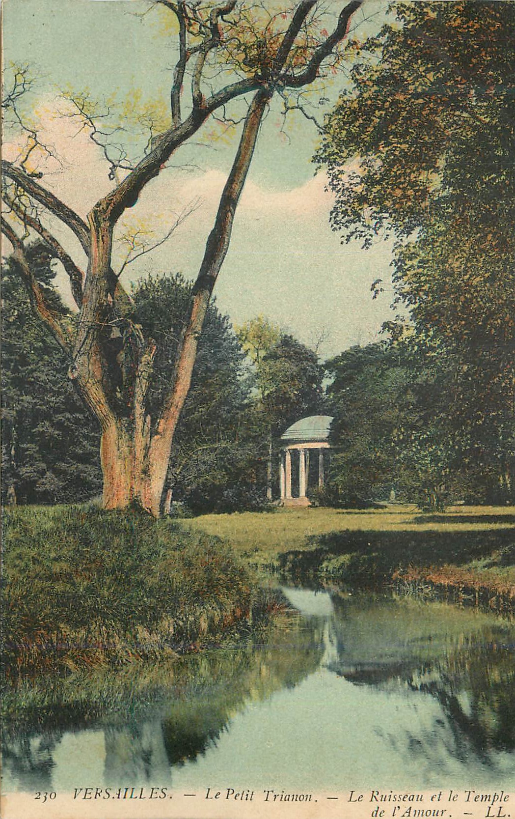CPA Versailles Le Petit Trianon Le Ruisseau et le Temple de l Amour