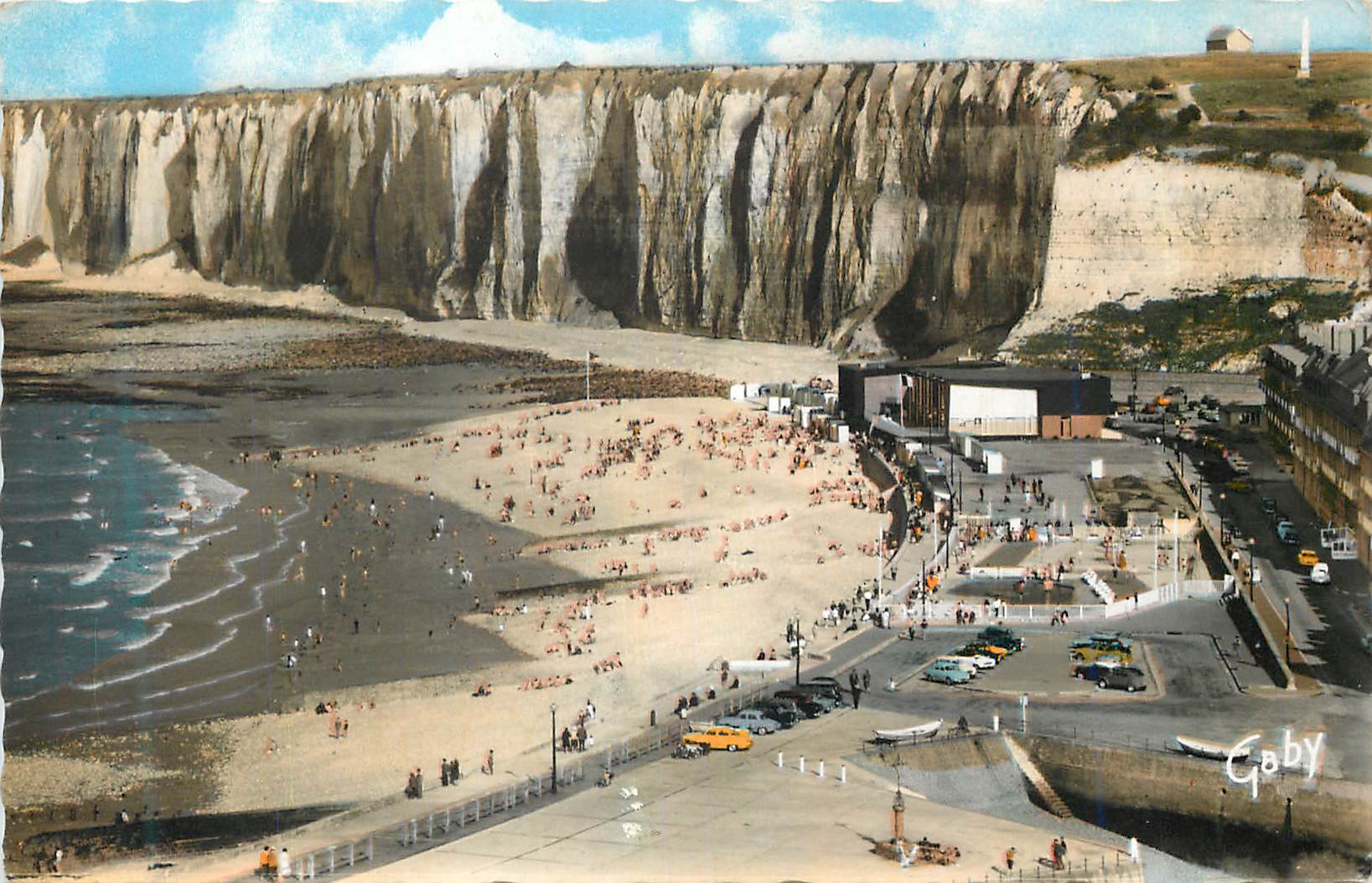 CPM St Valery en Caux S Mme L Esplanade La Plage et les Falaises