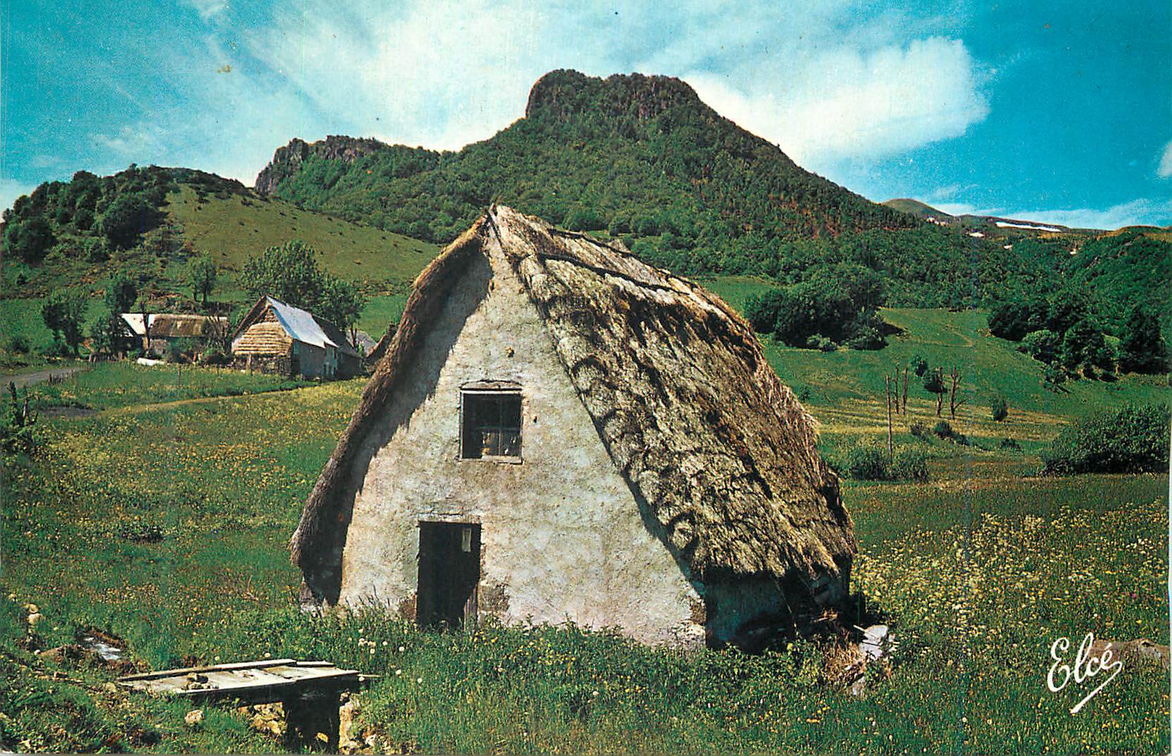 Maison en chaume — paysage montagneux — Elcee