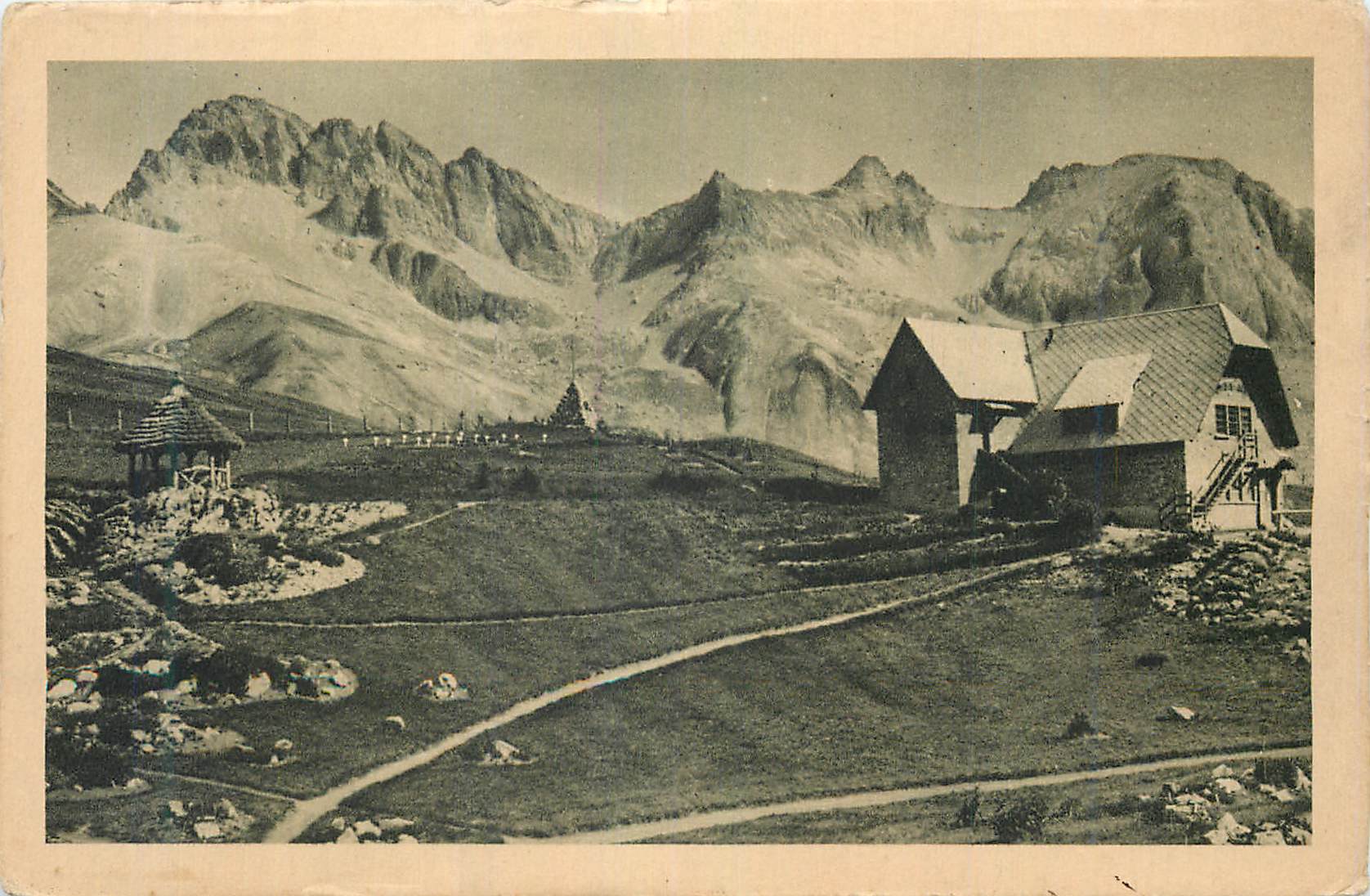 Montagne — vue panoramique avec cabane et petite structure — éditeur non identifiable