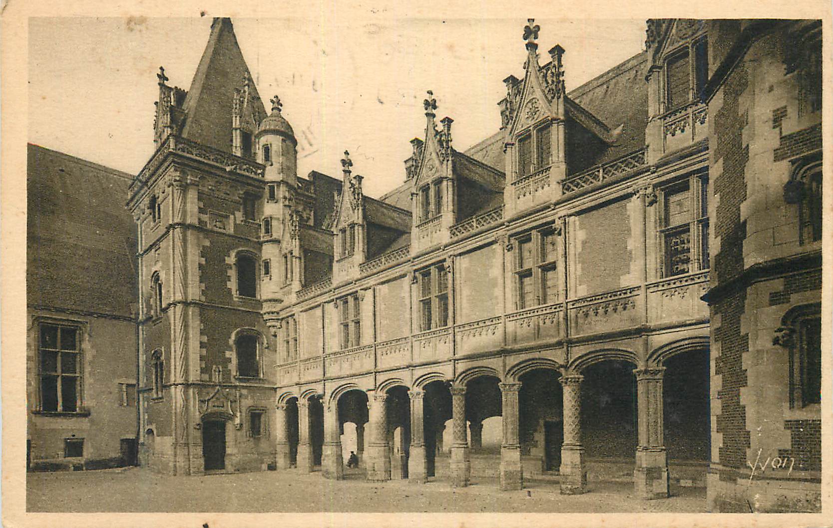 CPA La Douce France Chateaux de la Loire Chateau de Blois Loir et Cher Facade interieur Loir