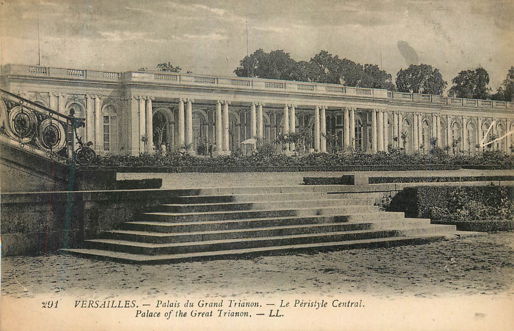 Versailles — Palais du Grand Trianon — Le Péristyle Central — LL