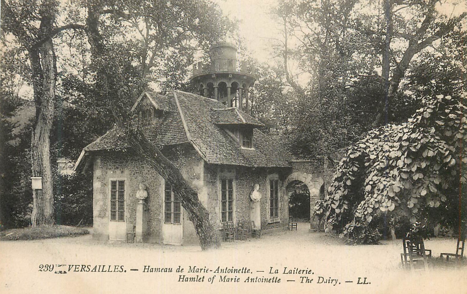 CPA Versailles Hameau de Marie Antoinette La Laiterie