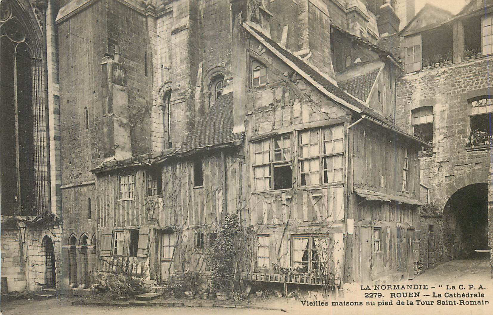 CPA La Normandie La CPA Rouen La Cathedrale Vieilles maisons au pied de la Tour Baint Romain