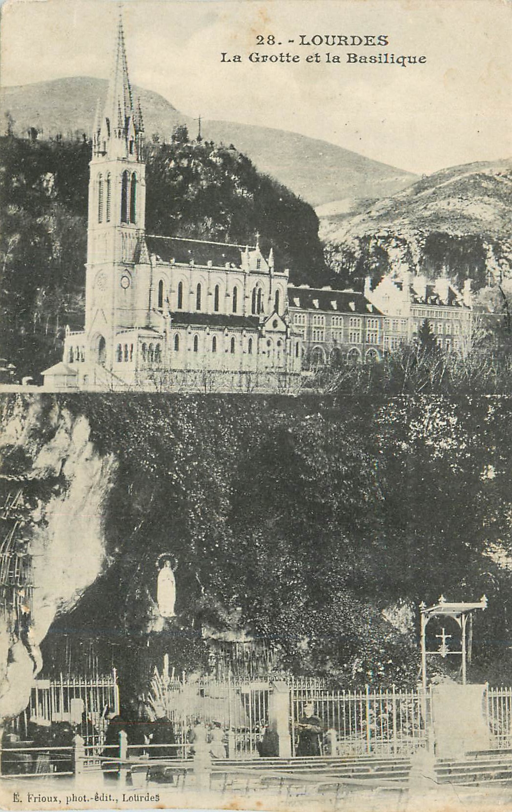 CPA Lourdes La Grotte et la Basilique