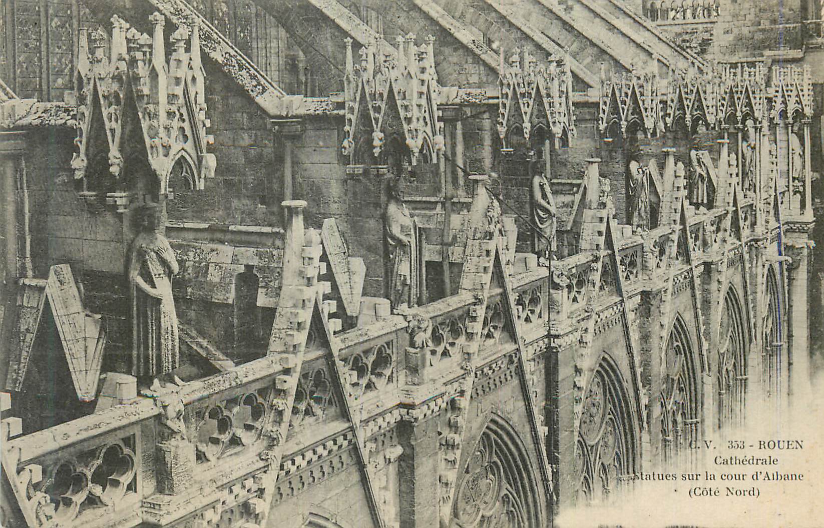 CPA Rouen Cathedrale Statue sur la cour d Albane cote nord