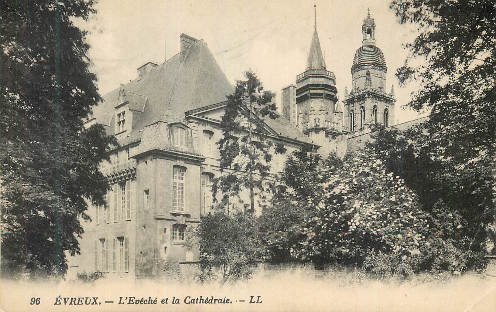 CPA Evreux L Eveche et la Cathedrale