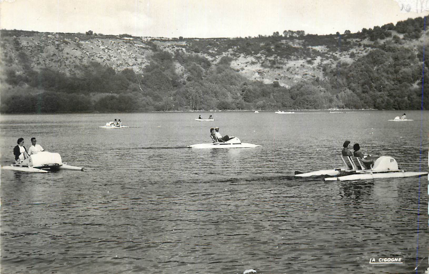 Lac de Cigogne — bateaux à moteur sur l'eau — éditeur IA CIGOGNE