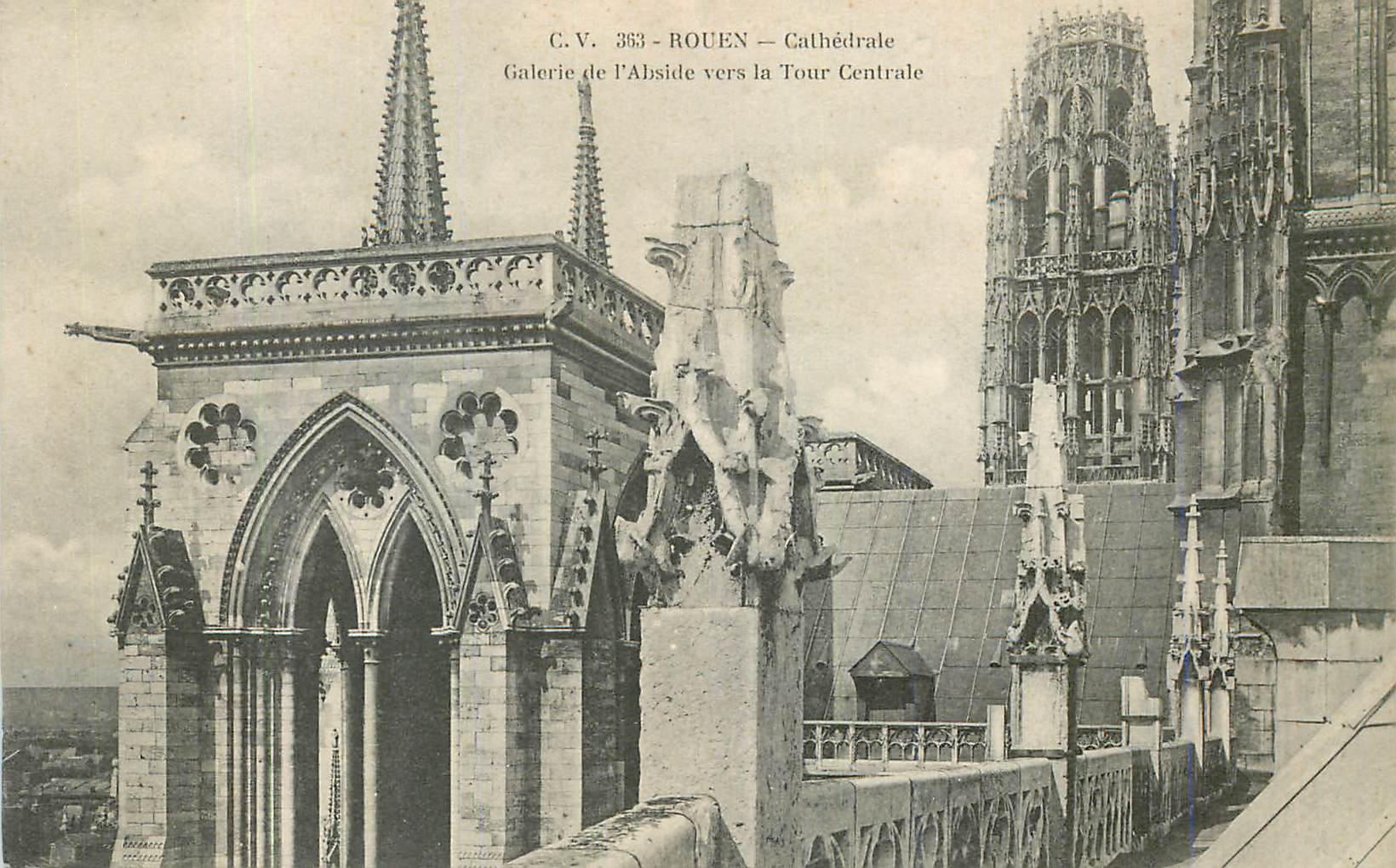 CPA Rouen Cathedrale Galerie de l Abside vers la Tour Centrale