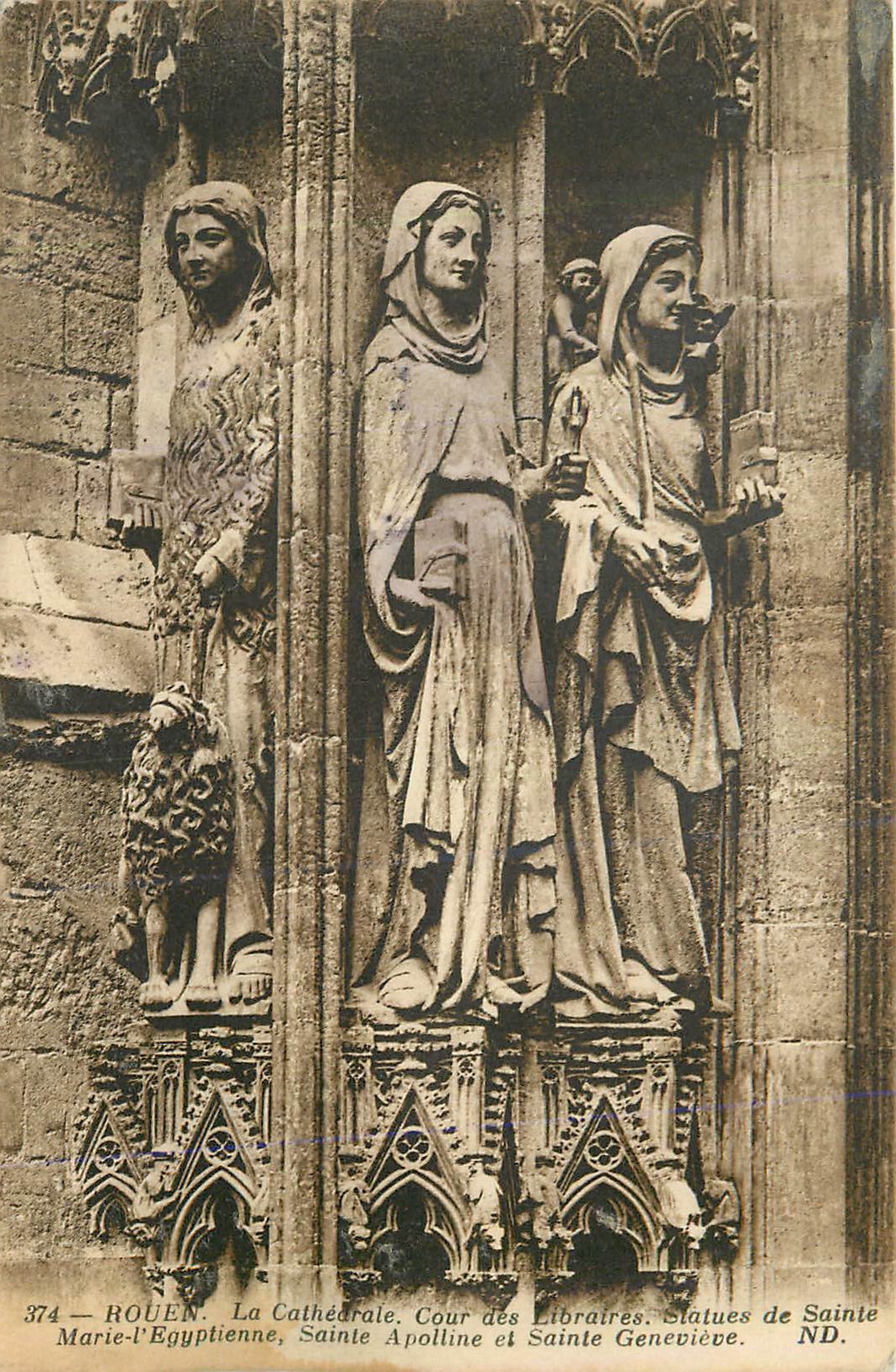 CPA Rouen La Cathedrale Cour des  Libraires Statue de Sainte Marie l Egyptienne Sainte Apolline et Sainte Genevieve