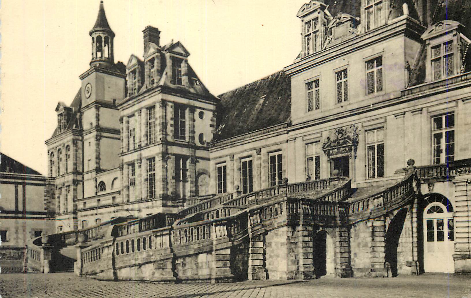 Hôtel de Ville de Dijon — vista de la fachada y del puente — editor no visible