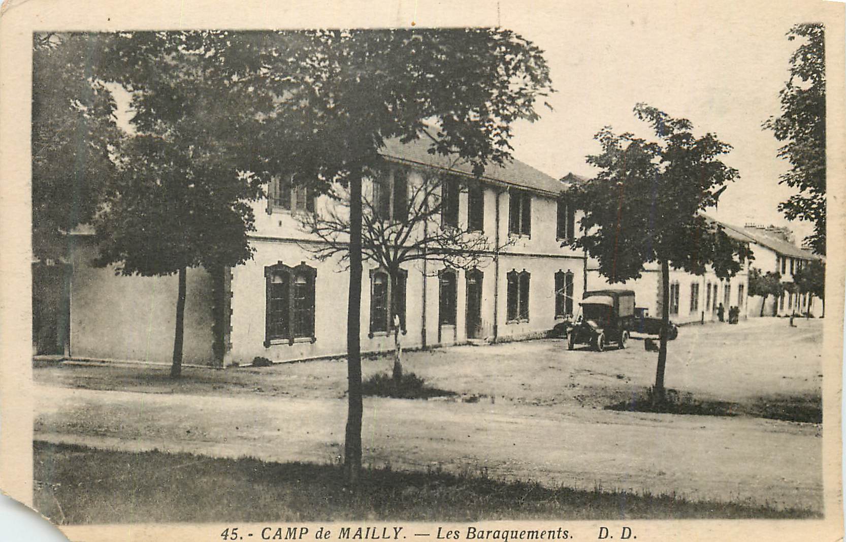 CPA Camp de Mailly Les Baraquements Militaria