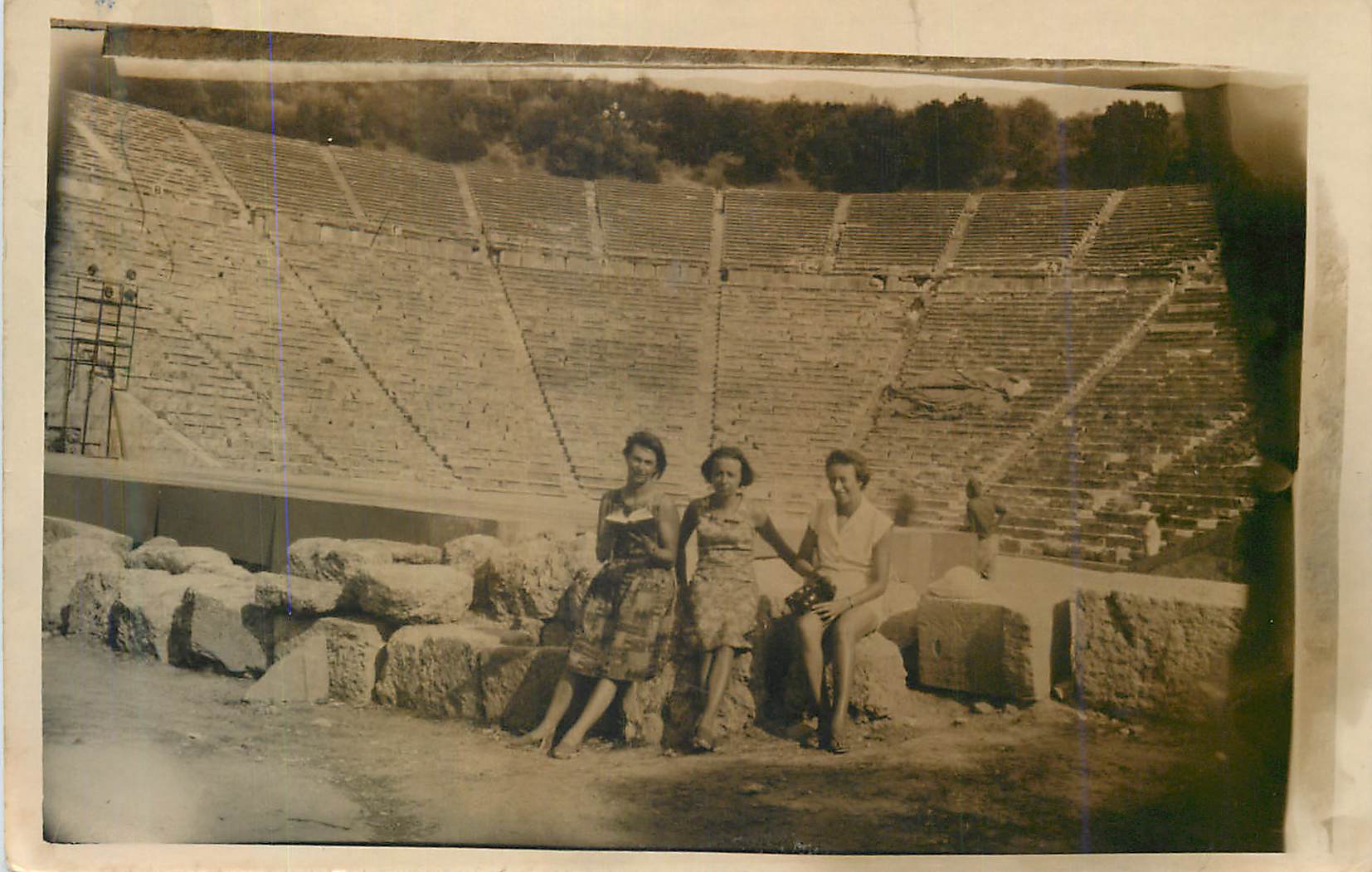 Théâtre antique d'Épidaure — trois femmes posant — éditeur inconnu
