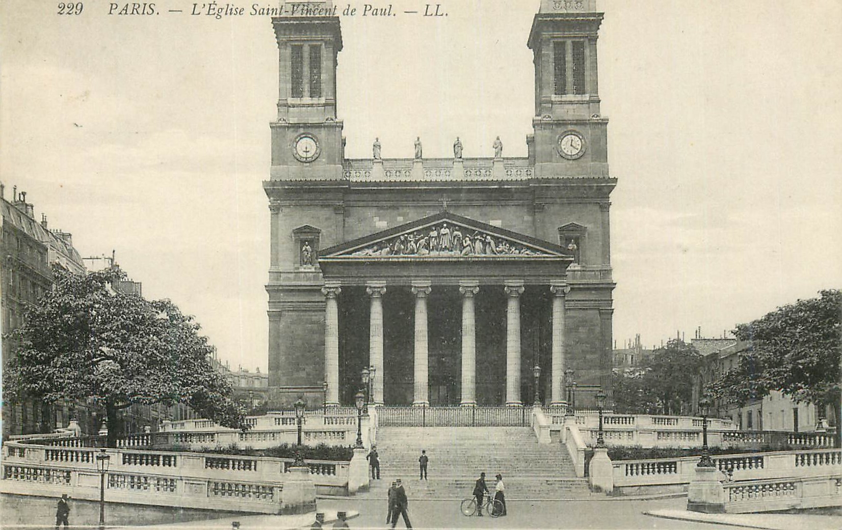CPA Paris L Eglise Saint Vincent de Paul