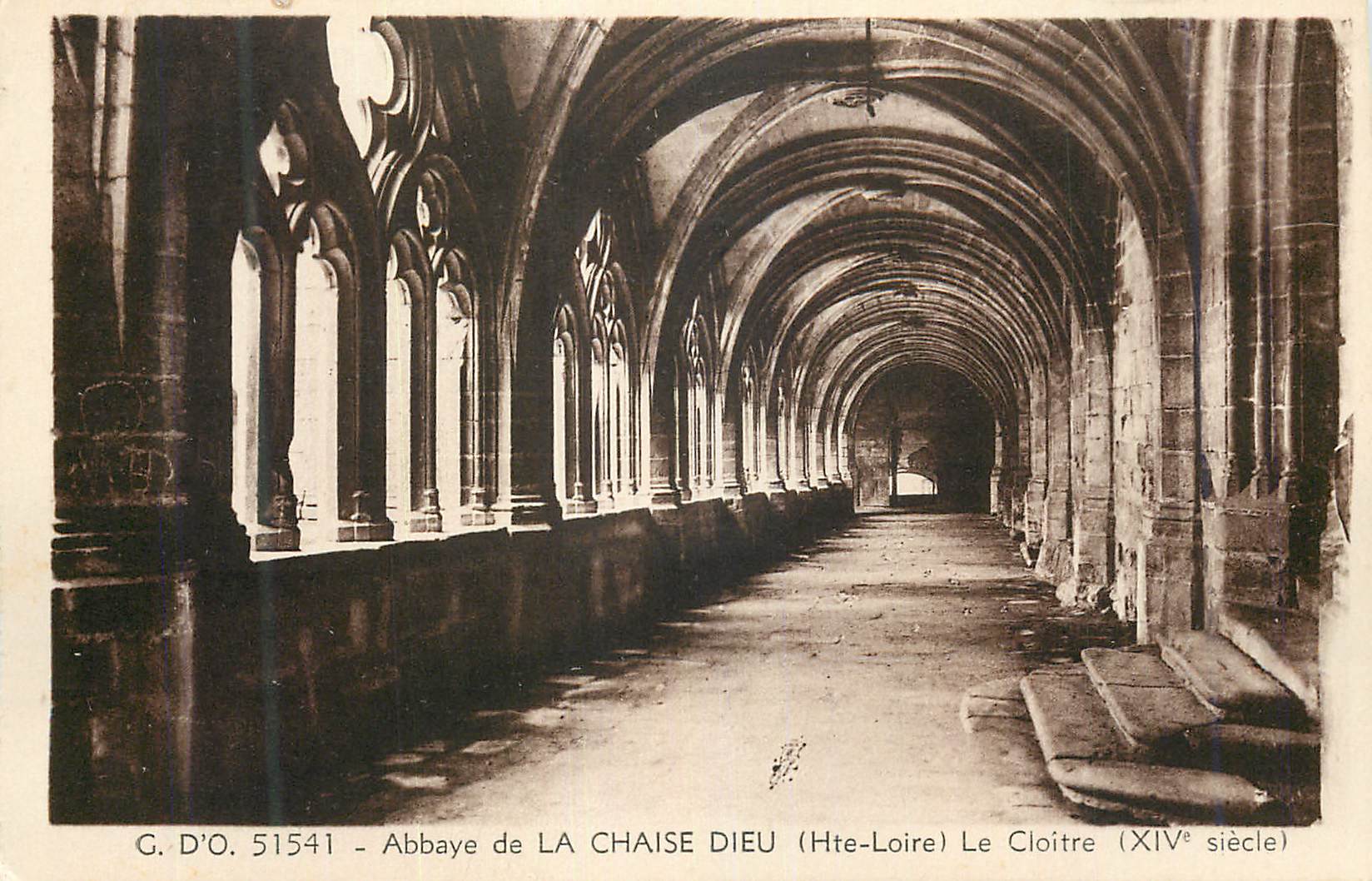Abbaye de LA CHAISE DIEU (Hte-Loire) — Le Cloître (XIVe siècle) — G. D'O. 51541
