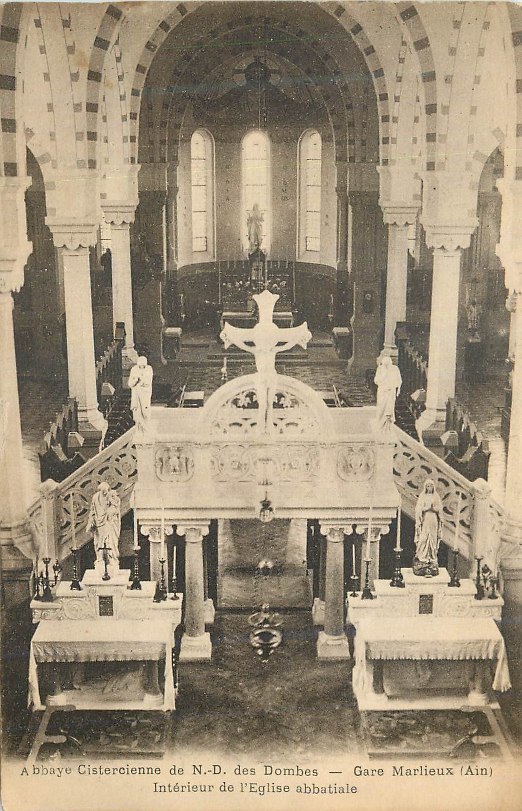 CPA Abbaye Cistercienne de N D des Dombes Gare Marlieux Ain Interieur de l Eglise abbatiale