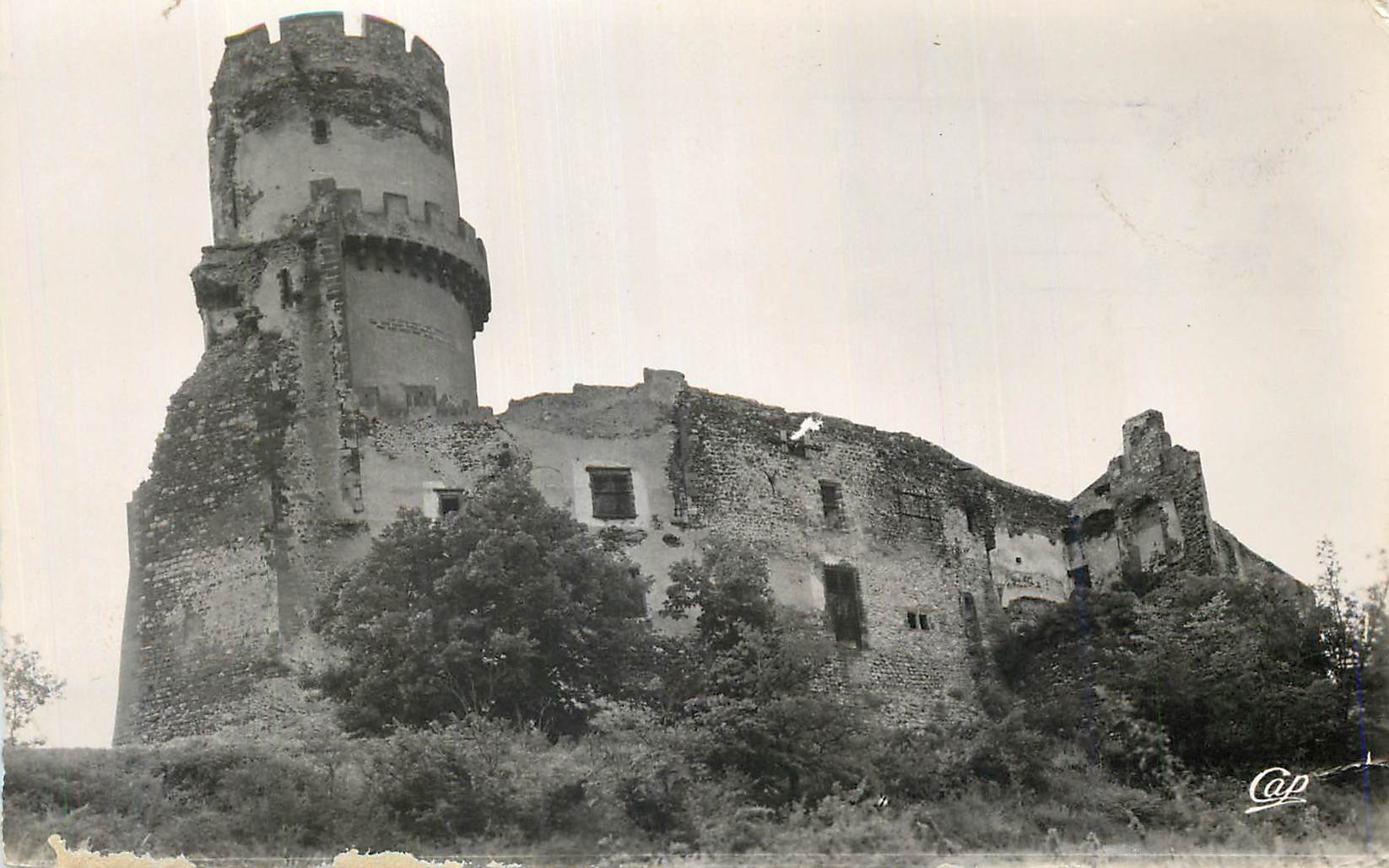 CPM L Auvergne Environs de Chatelguyon Chateau de Tournoel