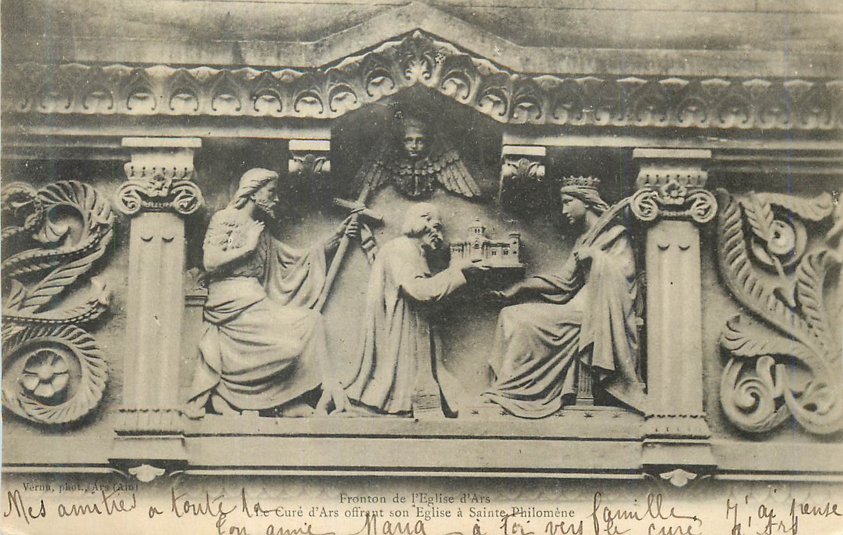 CPA Fronton de l Eglise d Ars Cure d Ars offirant son Eglise a Sainte Philomene