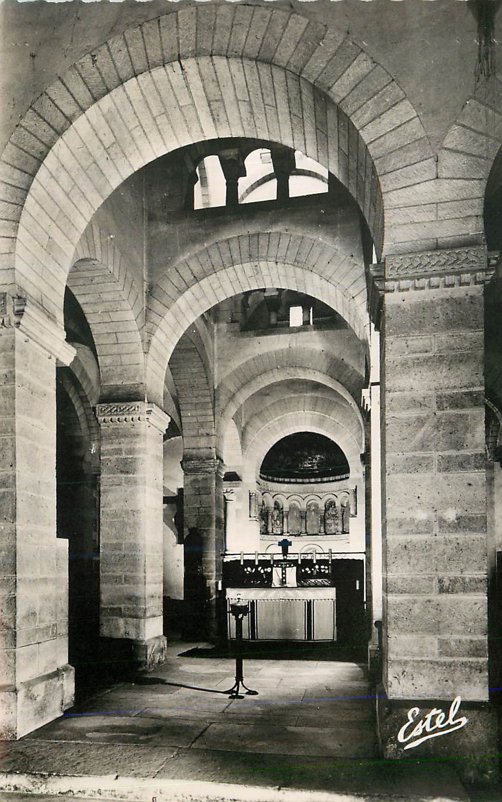 CPM L Eglise de Germigny des Pres L interieur de la Tour Lanterne et l Abside orientaleix s