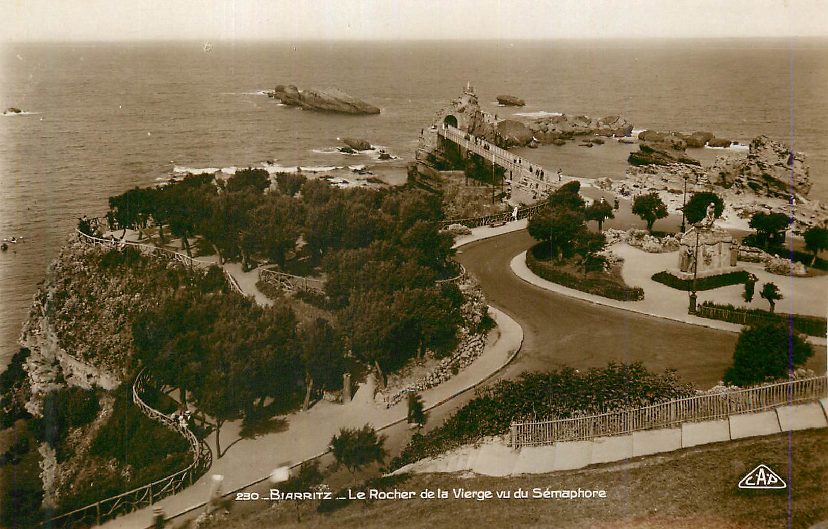 CPM Biarritz Le Rocher de la Vierge vu du Semaphore