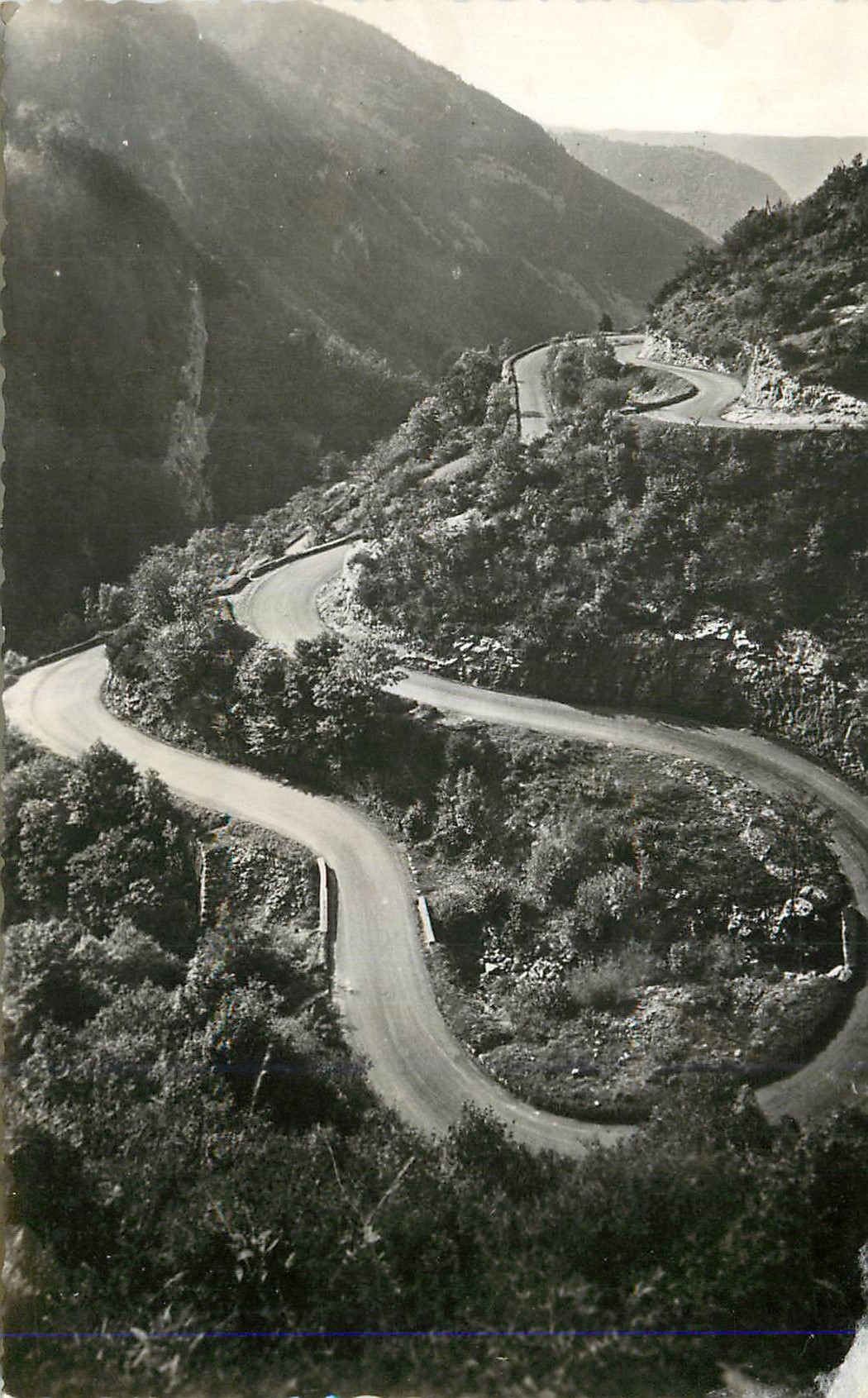 CPM La France Comte Pittoresque Route de Saint Cloude a la Faucille Les lacets de Septmoncel