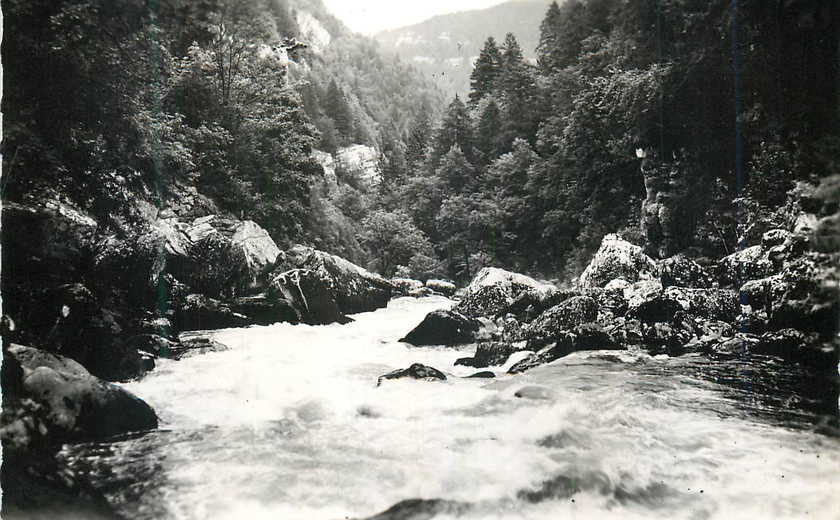 Rivière en montagne — paysage forestier — éditeur inconnu