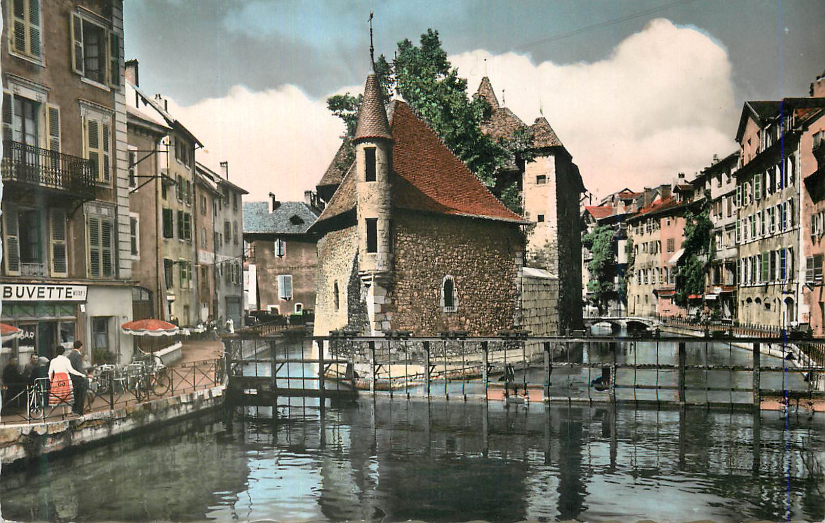Le canal de la Buvette à Grenoble — vue avec la tour de la Buvette — éditeur non visible