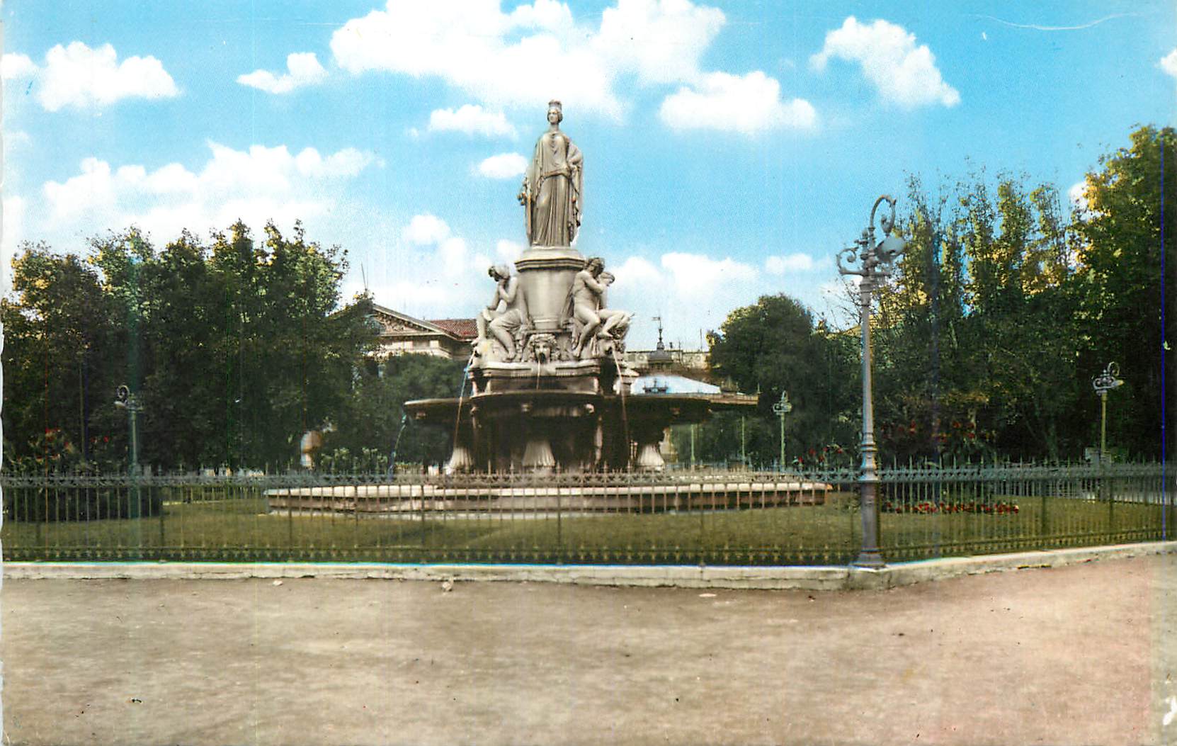 CPM Nimes Gard L Esplanade la Fontaine Pradier