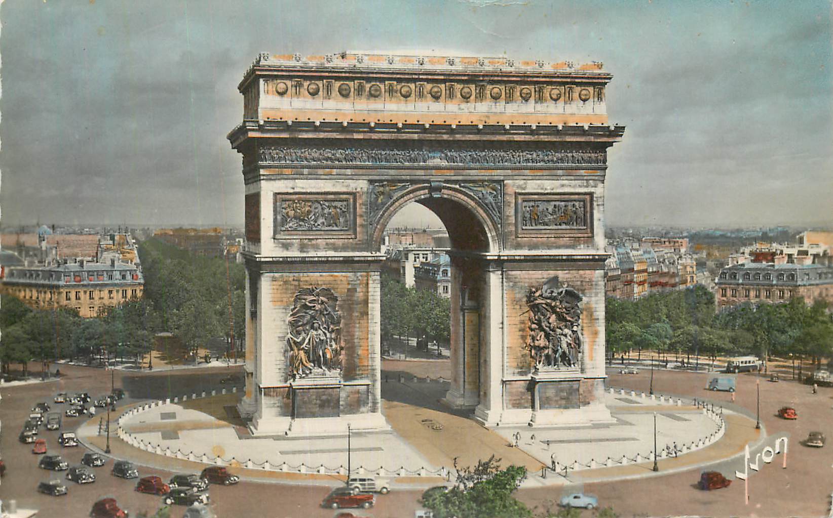 CPM Paris En flanany L Arc de Triomphe de l Etoile