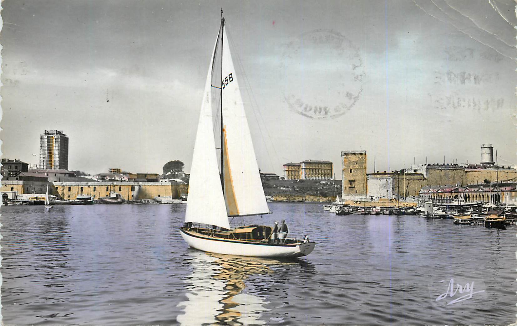CPM Marseille Promenade d un Voilier dans le Port Bateau