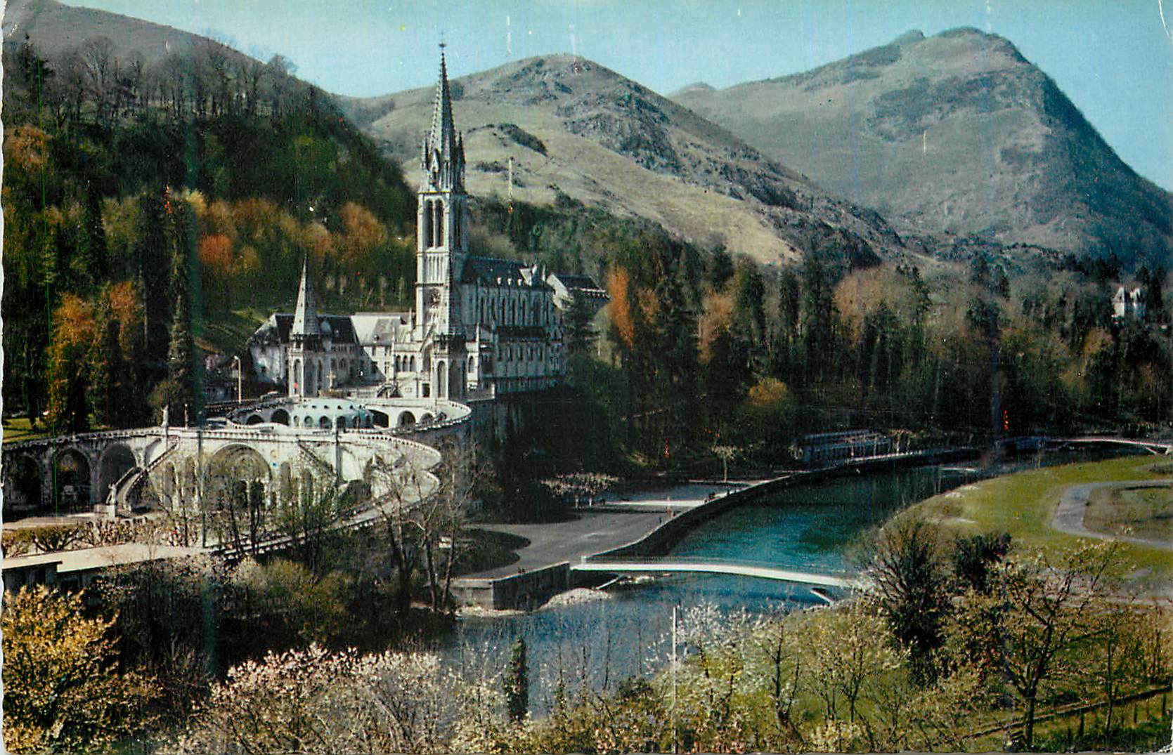 CPM Lourdes La Basilique le Gave et les nouveaux Ponts inaugures le 25 Mars 1968